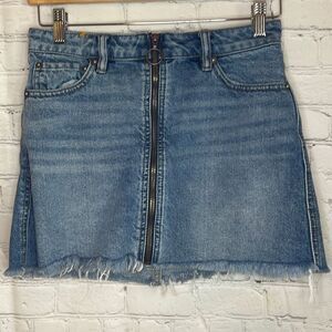 We The Free Women’s Zip up Jean Mini Skirt size 25 Frayed Hem